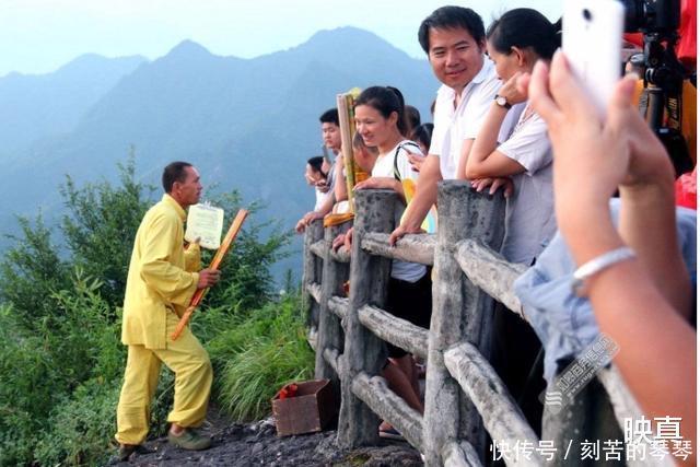 为人|邹在宏行走悬崖间为人烧香，每一秒都在用生命挣钱