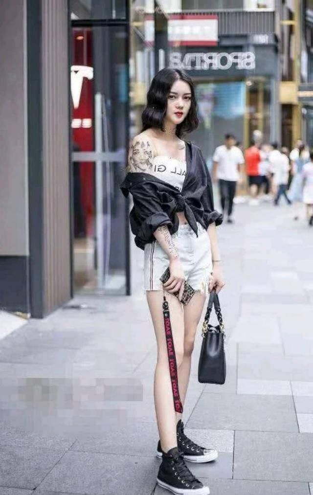 路人街拍，姑娘搭配白色的薄纱外套，整个人显得非常的潮流