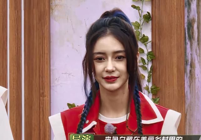 李沁参加《跑男》,趁大笑时导演将镜头怼脸,真实颜值一览无余