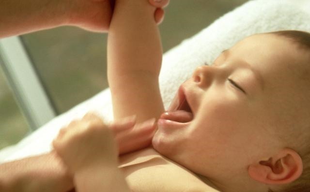 琳琳|常摸宝宝4个部位,孩子不仅睡得好,大脑发育也更聪明