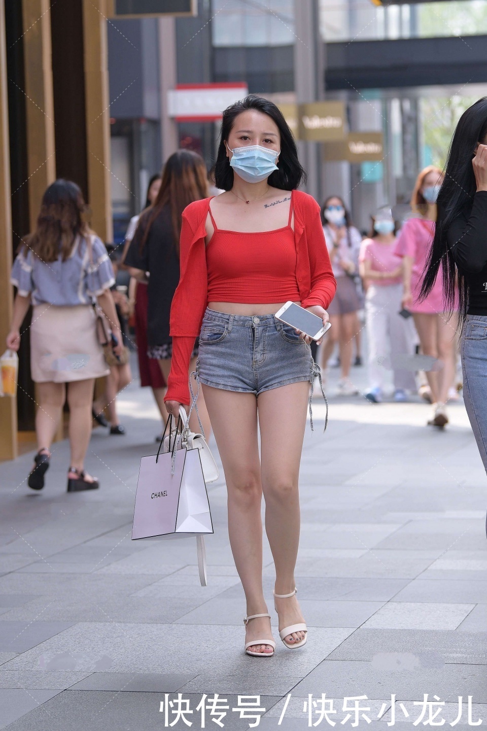 穿搭|红色上衣搭配牛仔短裤，简约又时尚，凸显出女人气质