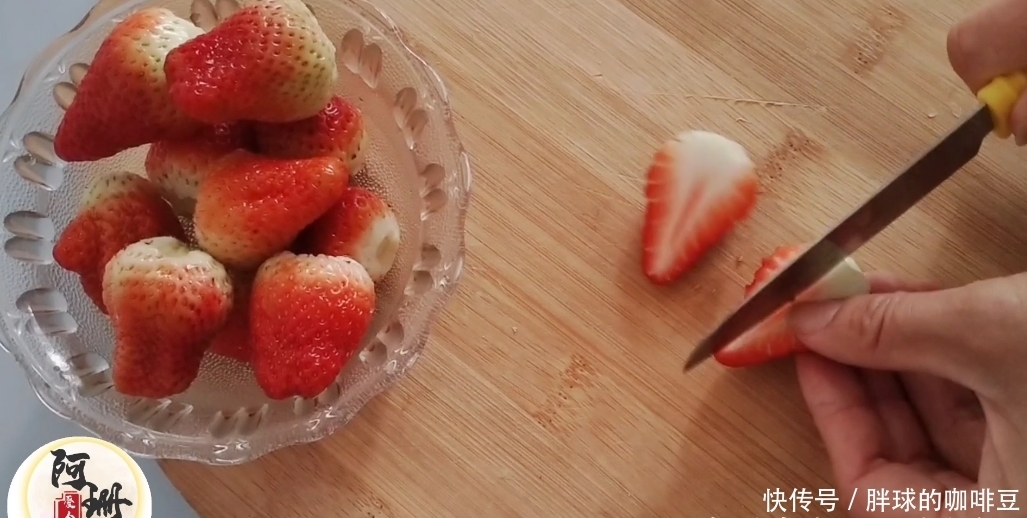 草莓牛奶果冻按这个步骤做，入口即化颜值高吃了还想吃