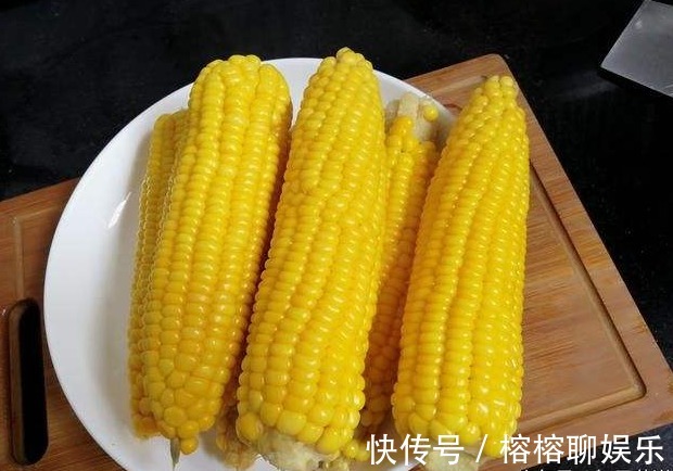 煮熟的玉米不够香甜教你3个煮玉米的妙招，玉米香甜又可口
