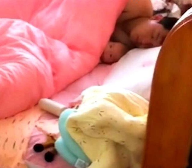 宝宝|妈妈起床后爸爸搂着宝宝睡觉,当妈妈回头看孩子时,眼角湿润