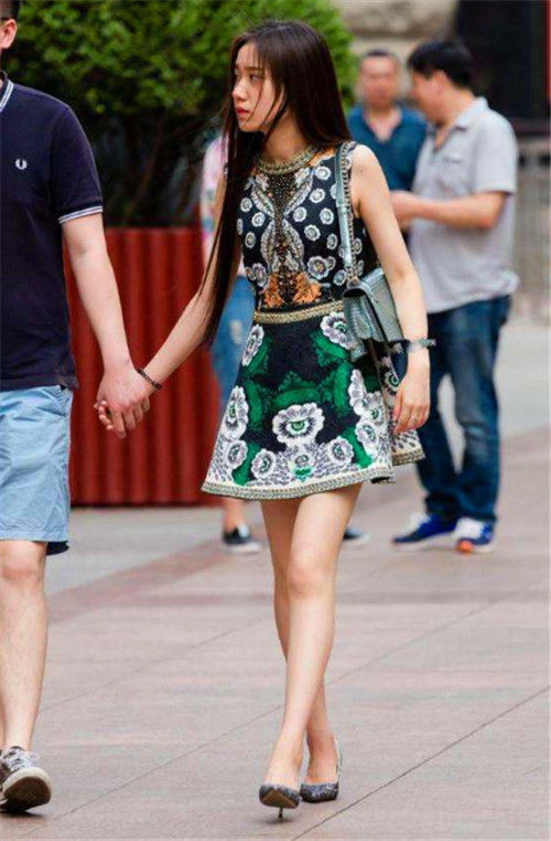 街拍：美女民族风的连衣裙，三千青丝如绸缎般披在肩上，韵味十足