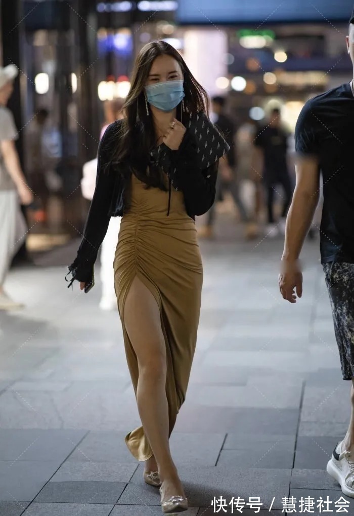 高跟鞋 鞋跟设计成“高脚杯”就一定好看嘛?答:不一定,但是配裙子穿是真的好看