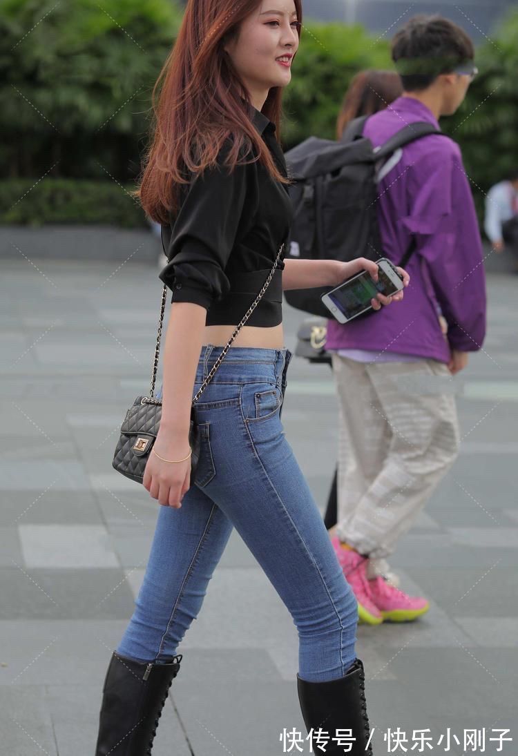 搭配 黑色交领露腰装,搭配黑色及膝长靴,很有时尚气质