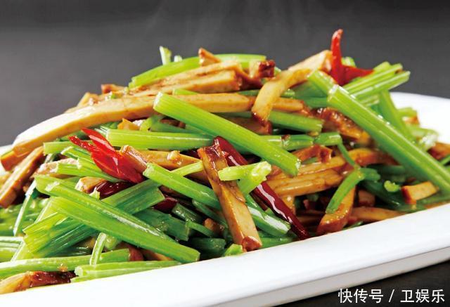 口感|炒芹菜,别一来就直接下锅炒,大厨多加1步,芹菜翠绿口感清脆