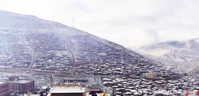 世界上最大的佛学院，隐藏在雪域高原的崇山峻岭中，令人震撼