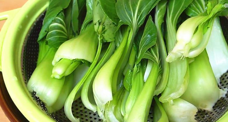 青菜不能直接下锅炒,牢记2个小窍门,出锅青菜翠绿还不出水
