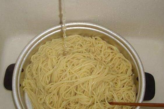 煮面条时，一煮“软趴趴”？注意这3步，面条劲道爽滑不软烂