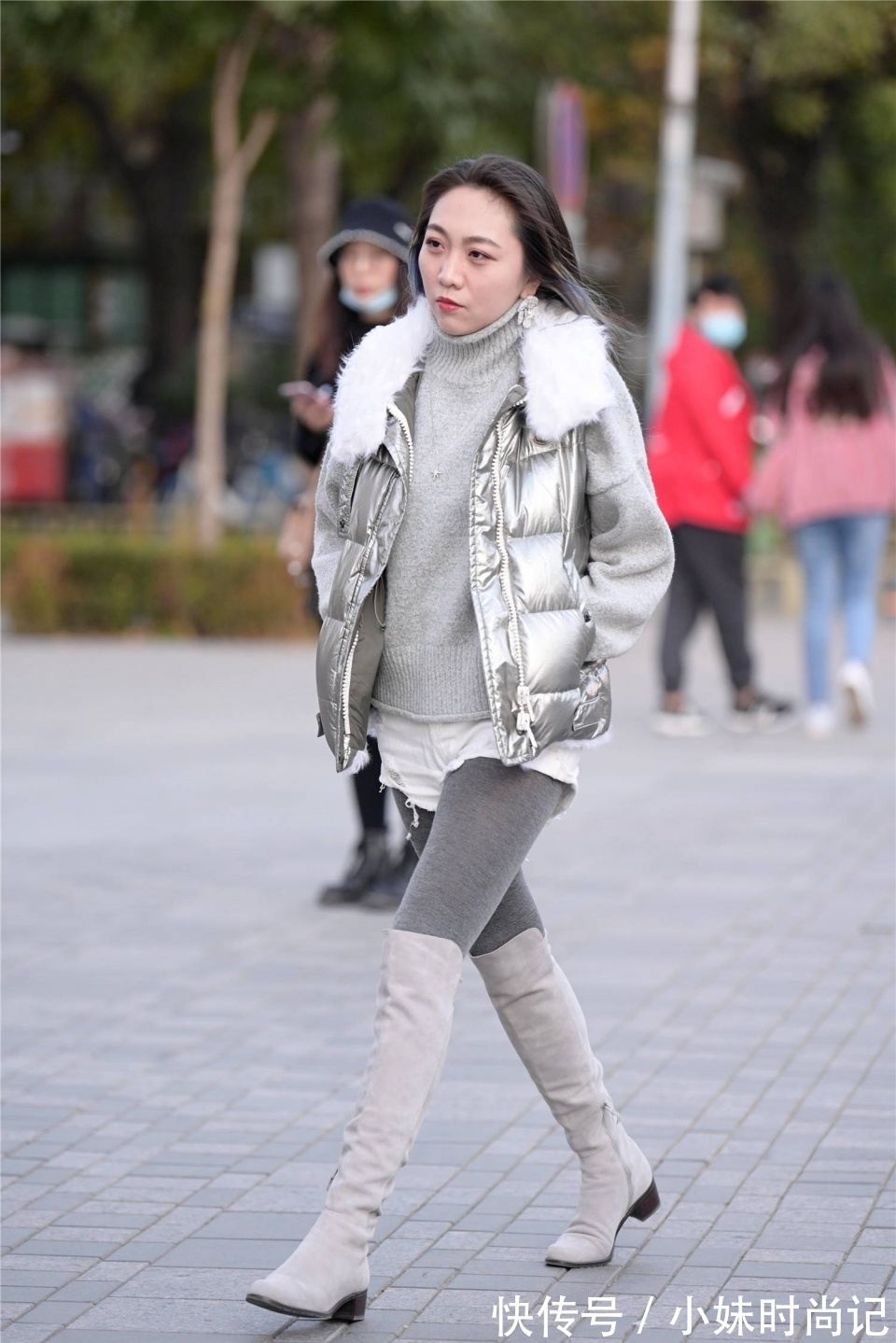 搭配 冬天选择短款羽绒服,要搭配出层次,保暖还好看,不比明星差