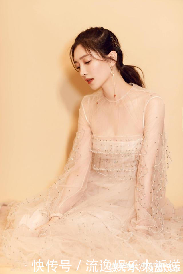 丸子头|女人别再披头散发了,很显老!今年流行这5种发型,减龄显脸小