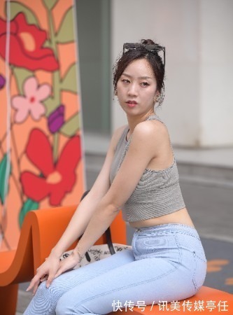 优雅 气质女生优雅穿搭,无袖上衣搭配牛仔裤,美的让人心跳