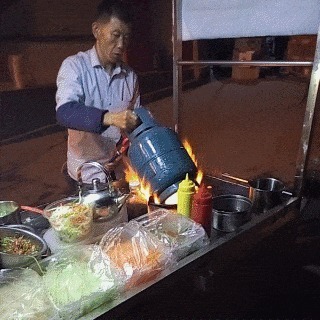 |搞笑GIF:吃货吃东西时是不需要掩饰的,女汉子一枚