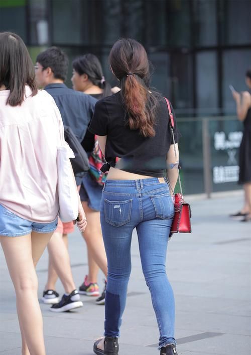  感强|短袖“绑”起来穿，设计感强，简单好看又时尚