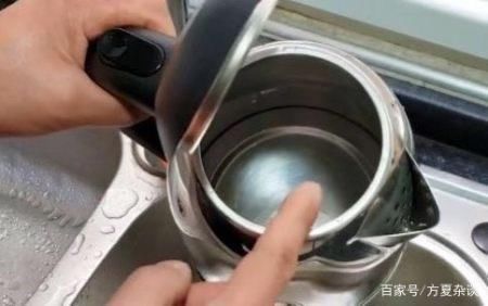赃物|电水壶内水垢又多又脏只需一个方法,水垢自动消失,立马变干净