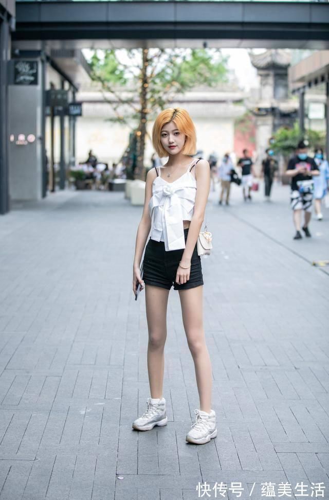 包臀裙|经典的“黑白配”总是穿出路人感学街头达人的穿搭,时髦洋气