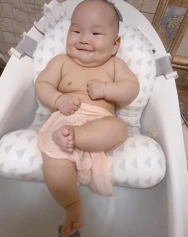 二郎腿|“最有范儿宝宝”火了,洗澡的时候翘着二郎腿,从容等待妈妈伺候