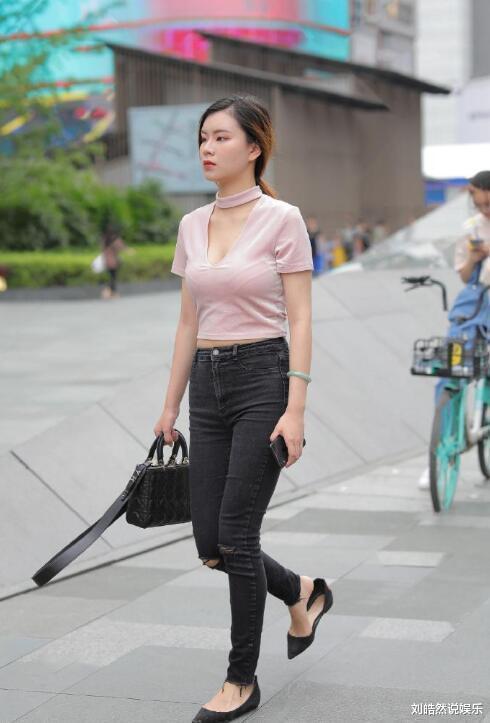 破洞牛仔裤搭配V领短袖,让你的造型充满休闲个性的气息