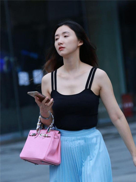 短裙|街拍吊带搭配短裙的小姐姐,肤如凝脂,秀色可餐