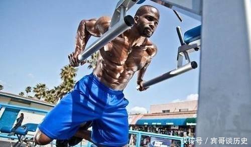 手肘|胸肌练不厚,多做屈臂撑,健身教练很多人的屈臂撑做错了