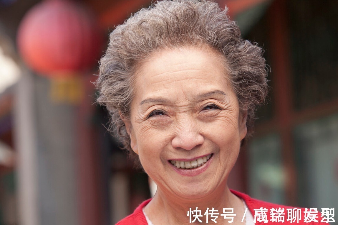 长发 到了奶奶辈的年龄,都会选择剪短烫卷的发型,怎样做到全国统一?