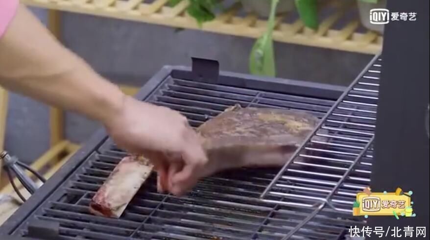 吃货|黄景瑜难掩吃货属性 烤巨型肉排看呆嘉宾