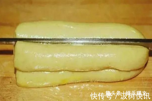 面团|自己做的油条加酵母是大忌，教你一点，油条蓬松又好吃