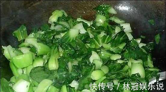 炒青菜|炒青菜时，万万不可直接下油锅，多加一步，青菜又香嫩又青翠