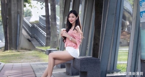 女人味|街拍:粉色上衣的美女,尽显甜美气感,彰显十足女人味,性感迷人