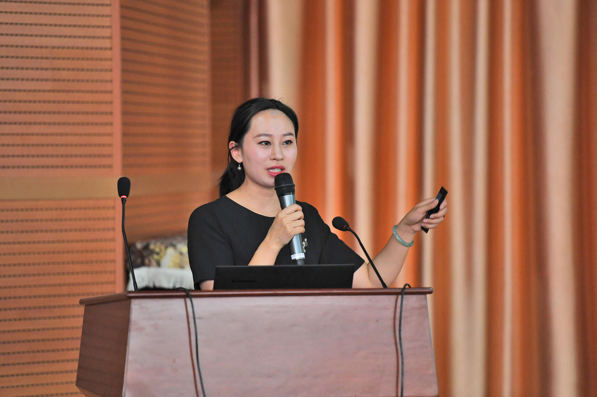 90后 贵州90后猎陨女孩，5年时间捡到400公斤陨石，却从未想过发家致富