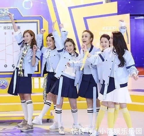 李沁挽张若昀胳膊上热搜,女演员为了避嫌也需“礼仪手”吗?