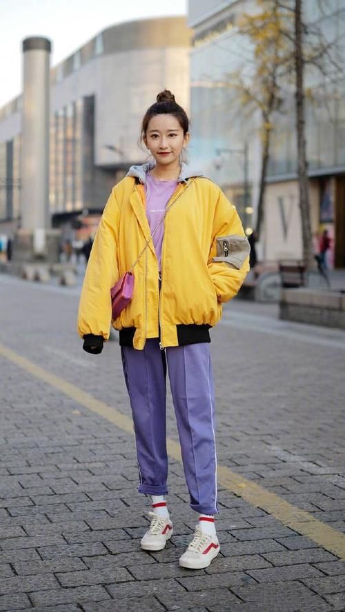 今年火了一种“接地气”的穿法，叫：运动鞋+长裤，休闲又时髦！