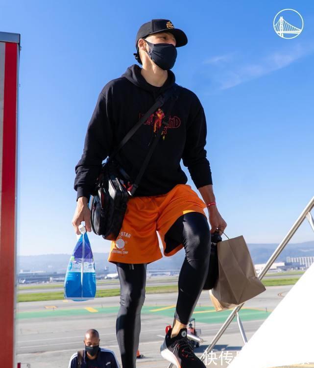 奥尼尔|詹姆斯现身超级碗引欢呼!奥尼尔魔术师亮相,库里再成洛杉矶公敌