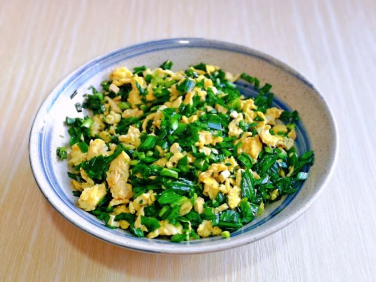 做韭菜盒子的时候加点虾皮和香干,味道太鲜美了,真过瘾