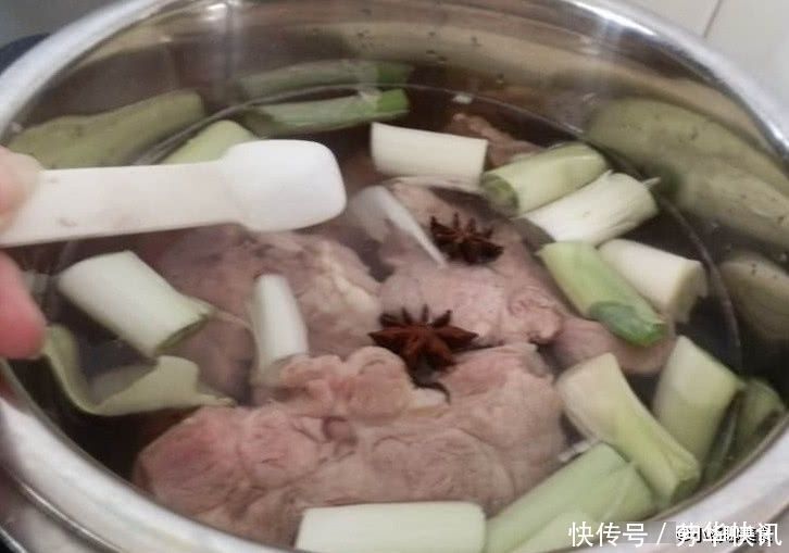 炖肉或炖骨头时,切记不要放“这个料”,否则肉会变臭,汤会难喝