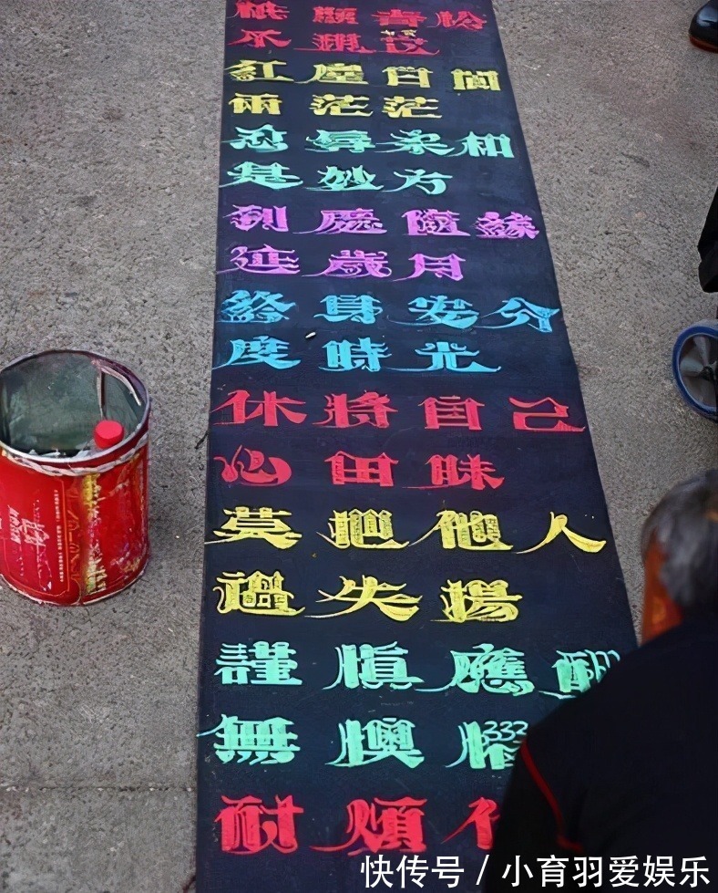 腰间盘突出&街头乞丐苦练10年粉笔字,方正字库上门求购,从此改变人生命运