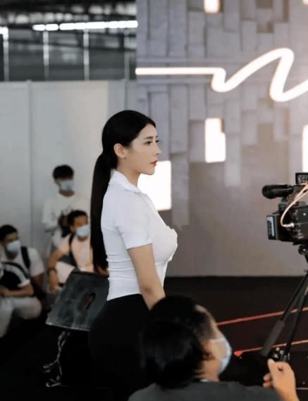 微胖|130斤的“微胖女神”刘太阳，S型曲线吸人眼球，网友：简直太美了