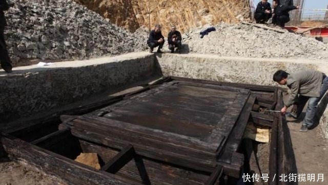 80人盗掘战国大墓,不料被永远留下,考古家:盗墓贼已成文物