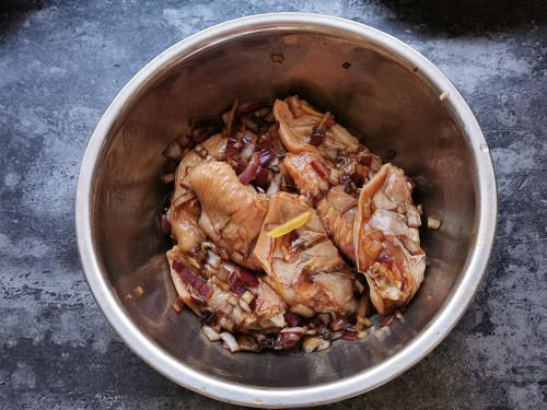 在家烤翅中自配腌料，烤好外焦里嫩香浓入味，真解馋