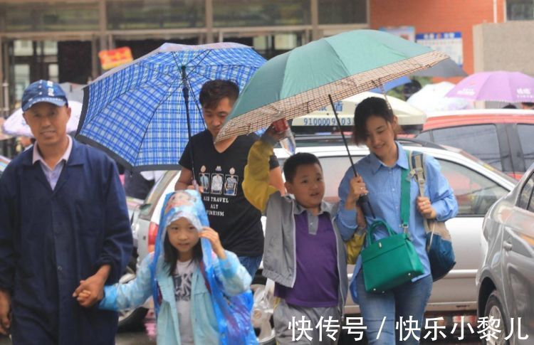 式父母|家长接送孩子被“狠批”,中国式父母错了吗?家长的回击太现实