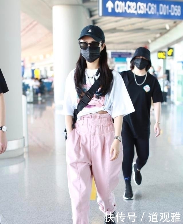 潮感|薇娅不是明星却有潮感,白T恤配粉裤秀身材,甜美清新哪像35岁