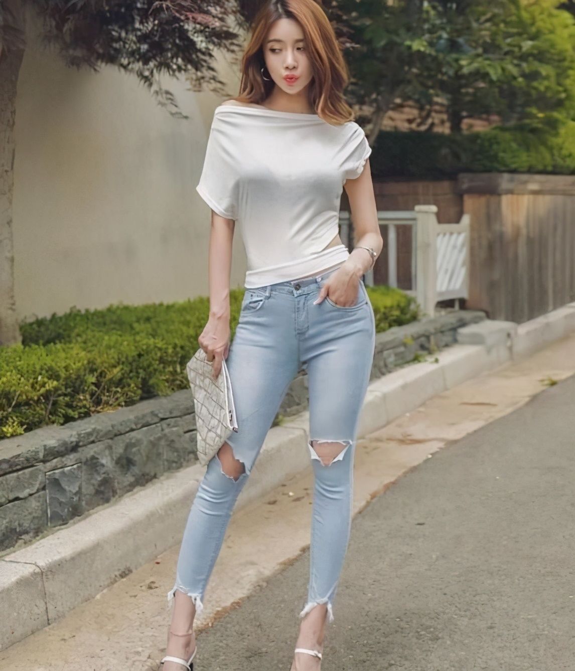 牛仔裤|美女街拍：独特魅力的紧身牛仔裤小姐姐，低调又不失时尚感