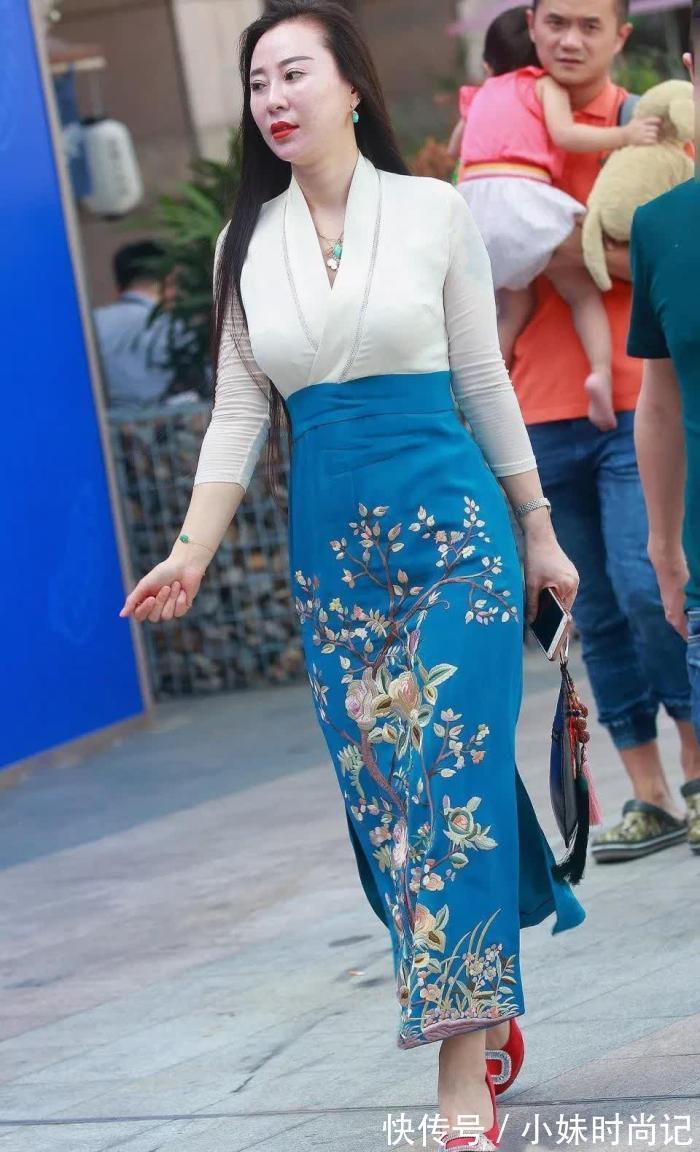 美妇|街拍:穿旗袍开叉长裙的性感美妇,丰满的身姿,好有贵妇气质!
