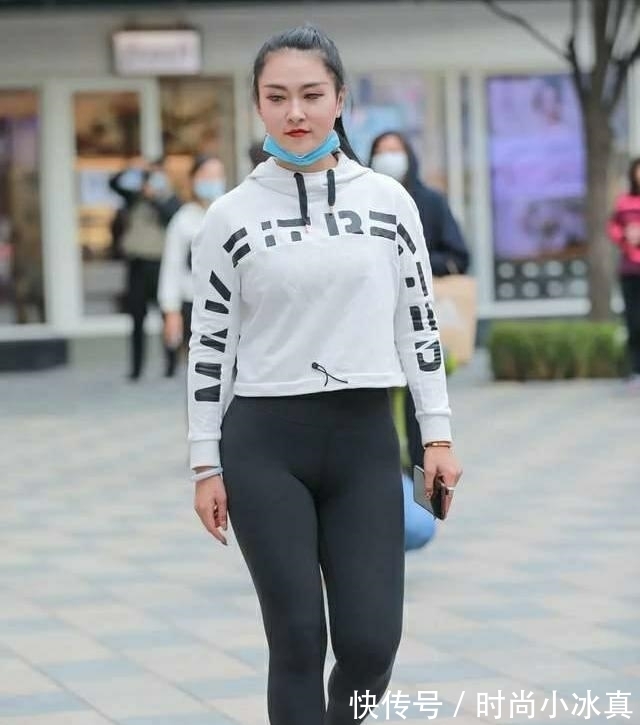 运动风格 白色连帽衫，搭配黑色瑜伽裤，尽显美女傲人身姿