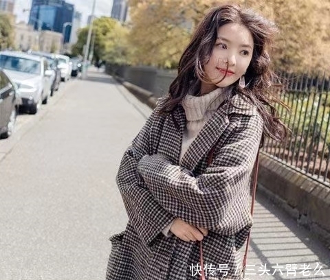减龄|好消息,格子大衣又流行回来了!新款格子大衣搭百褶裙,时髦减龄