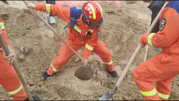 两岁幼童坠入直径3分米桩洞，消防员挖地6米救人！