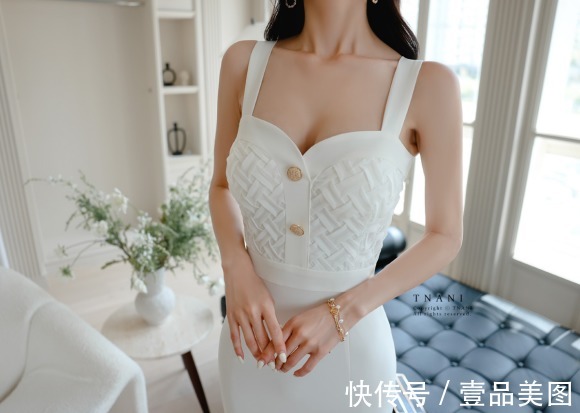 时尚|女神孙允珠时尚搭配:北欧细砂银滩炫白吊肩连衣裙