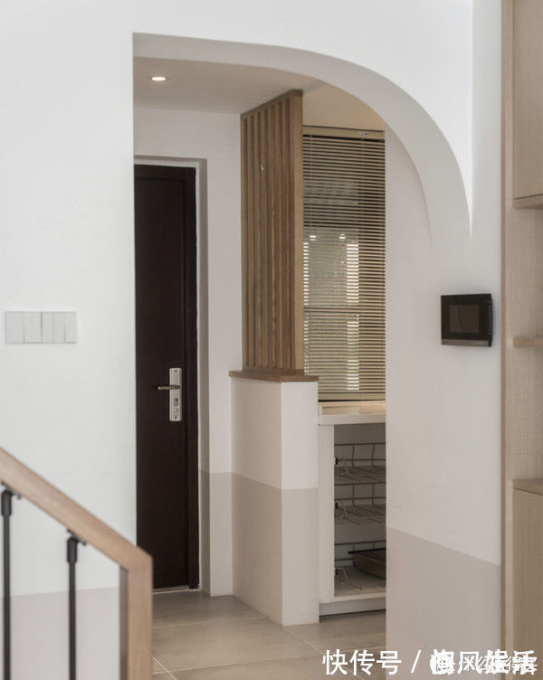 墙面|这对夫妻很有远见,买下120平复式小楼,客厅开阔还有双储物间